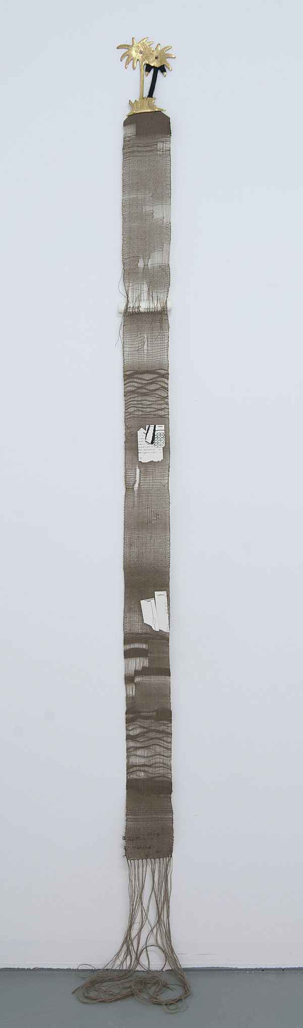 Suspended Palms 4 | النخل المعلق 2019 Brass, twill, hemp thread, porcelain | نحاس، تويل، خيط قنب، بورسلين 200 x 14 x 2 cm