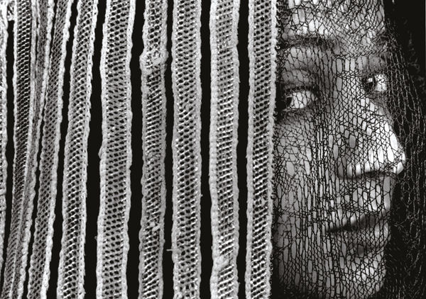 Look beyond the veil | انظرخلف الخمار 2005 SILVER GELATIN PRINT | مطبوعة جيلاتين فضية EDITIONS 10 + AP 40 X 50 CM