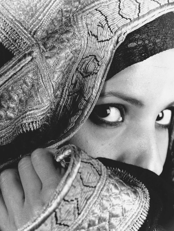 LOOK BEYOND THE VEIL II 2005 SILVER GELATIN PRINT EDITIONS 10 + AP 50 X 40 CM