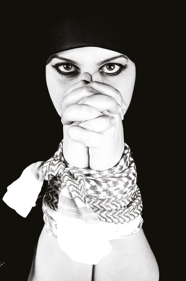 BOUND | مربوطه 2005 SILVER GELATIN PRINT | مطبوعة جيلاتين فضية EDITIONS 10 + AP 50 X 40 CM