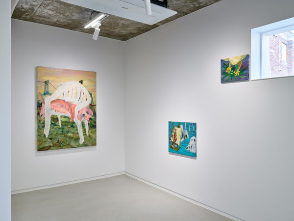 Kiche Transparent Window Glass Table Installation View 3