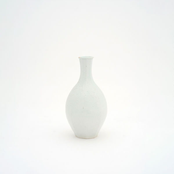 Kds 241218 16 Kwon Dae Sup Narrow Neck Bottle 2024 White Porcelain 20 5 X 19 X 39 3 H Cm 001