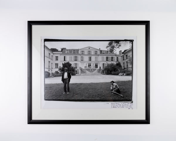 George Hallett : Gerard Sekoto with Médu in front of Maison des artistes, 1988 (CF-GH-3542)