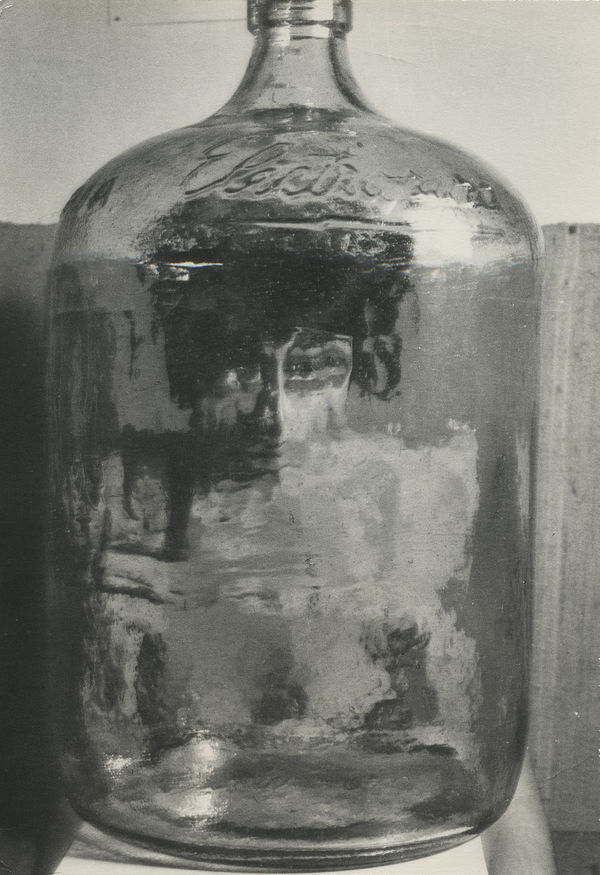 Kati Horna, El botéllon, serie Paraisos artificiales, Ciudad de México, 1962