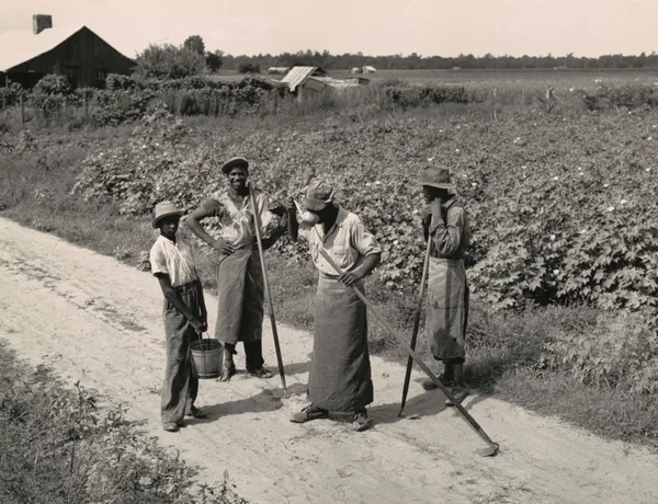 Dorothea Lange: ‘Yazoo Delta, Mississippi,’ from ‘An American Exodus,’ 1938, printed 1965, gelatin silver print. Image/sheet: 13 7/16″ x 17 5/8″. National Gallery of Art, Washington, Gift of Daniel Greenberg and Susan Steinhauser