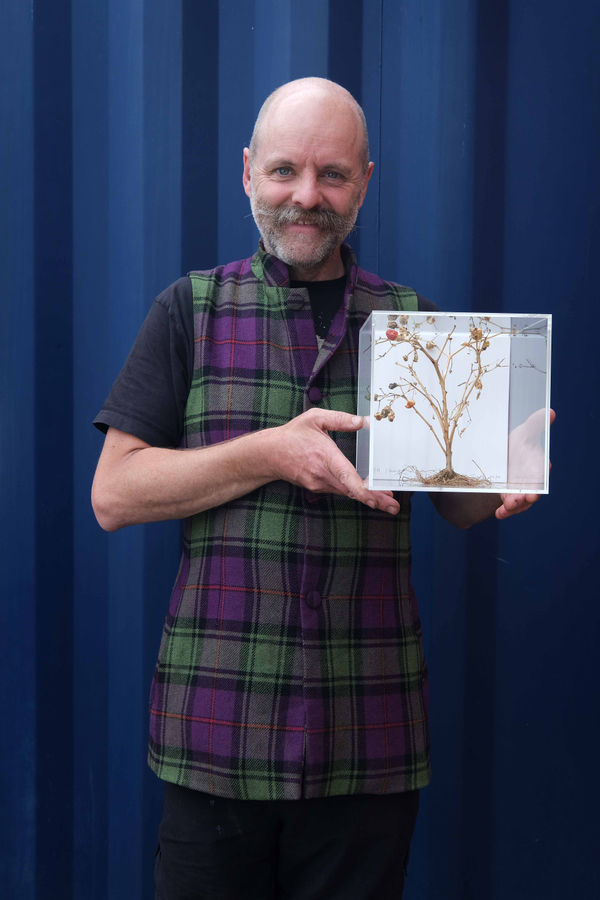 Gavin Turk - The Kiss by the Hôtel de Ville, 2024