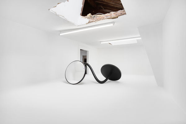 Manon van den Eeden, Seems like the hot spell is over, 2022. 142 x 58 x 64 cm. PLA, MDF, mirrors, silicone sealant, universal primer, lacquer. Unique. Image @Silvia Cappellari