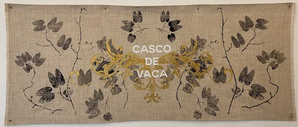 María Virginia Pineda, Su Majestad Vegetal: Casco de vaca (2021), Grafito líquido, vinil texil y hojilla de oro sobre tela, 60 × 140 cm