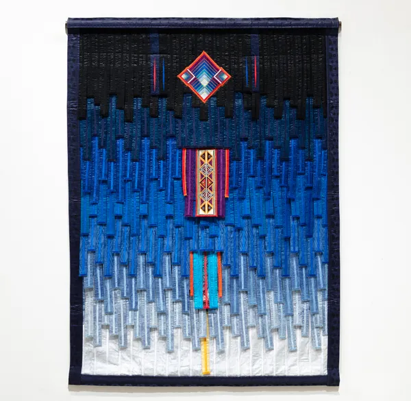 Abdoulaye Konaté, Fond Bleu avec source de lumière N°4, 2025