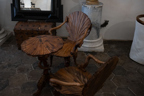 Manifattura Veneziana , Salottino in noce in stile Grotto , fine XIX