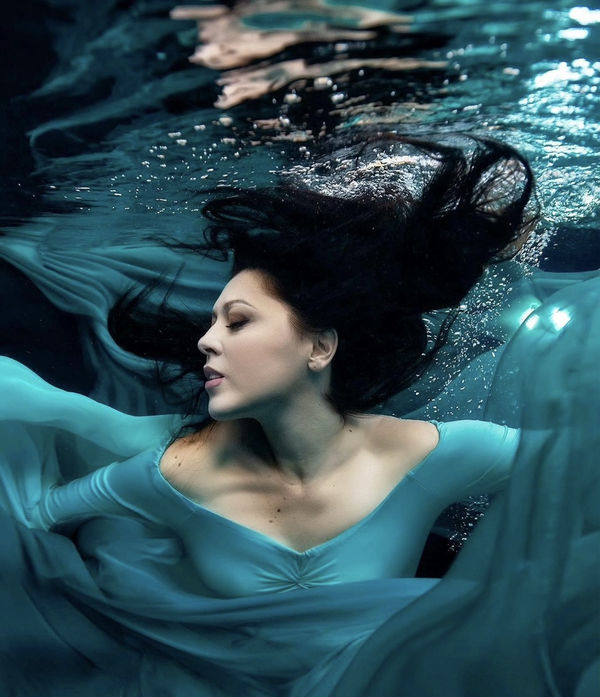 Underwater woman - Andrea Ehret solo exhibition, London - NoonPowell Fine Art