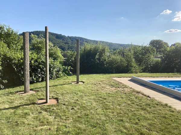 Dieter Kränzlein, Stele, 2020, Muschelkalk, je ca. 220 x 22 x 10 cm