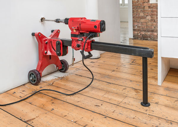 Michael Sailstorfer Freedom Fries am Arbeitsplatz London 2015 coring machine, casted iron, iron 52 x 40 x 110 cm