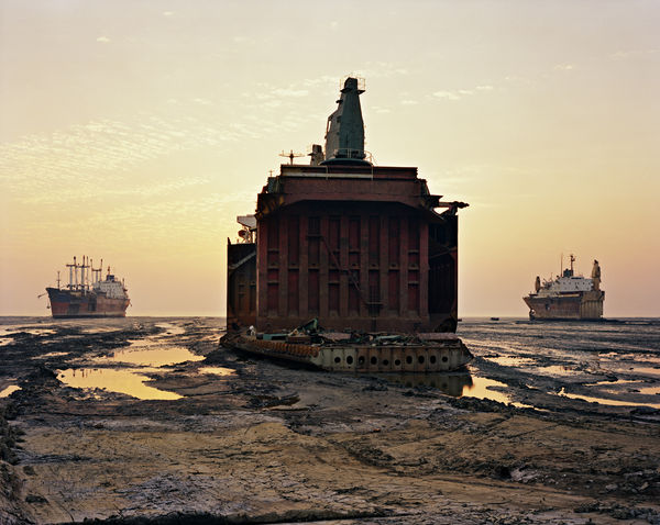 Edward Burtynsky, Shipbreaking #49, Chittagong, Bangladesh, 2001