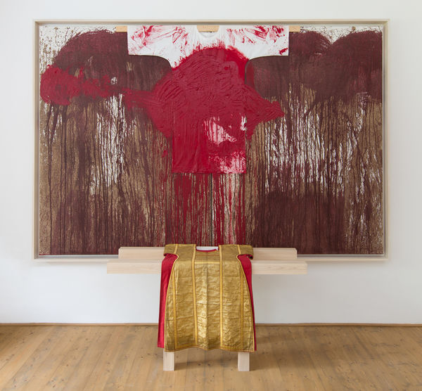 Hermann Nitsch, Schuettbild mit Malhemd (Pour-painting with painting-action-shirt), 2009