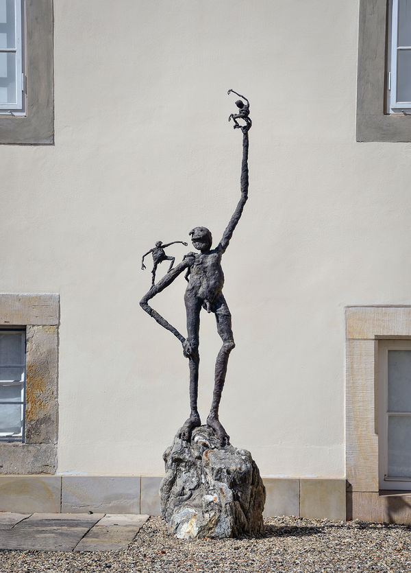 Francis Upritchard, Laughing Man Pile, 2022