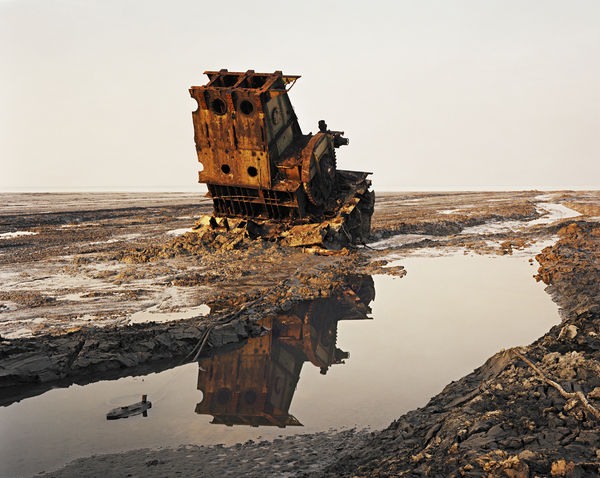 Edward Burtynsky, Shipbreaking #36, Chittagong, Bangladesh, 2001