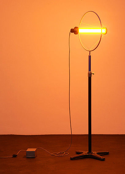 Olafur Eliasson, Mono frequency lamp, 2004