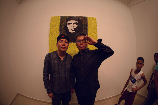 Xue Song with Indonesia collector Yu Deyao in Cuba's National Museum of Fine Arts, 2009