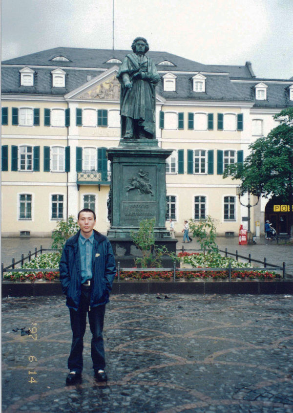 Xue Song in front of the state of Beethoven, Bonn, Germany