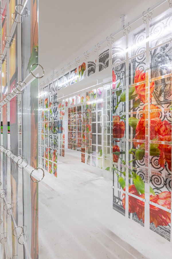 Installationsansicht, The Three-Legged Cat, auf der 18. Istanbul Biennale, 2025. Mit freundlicher Genehmigung der Künstlerin und der Istanbul Foundation for Culture and Arts (İKSV). Foto: Sahir Uğur Eren