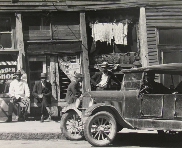 Walker Evans, Vicksburg negros and shopfront, 1936