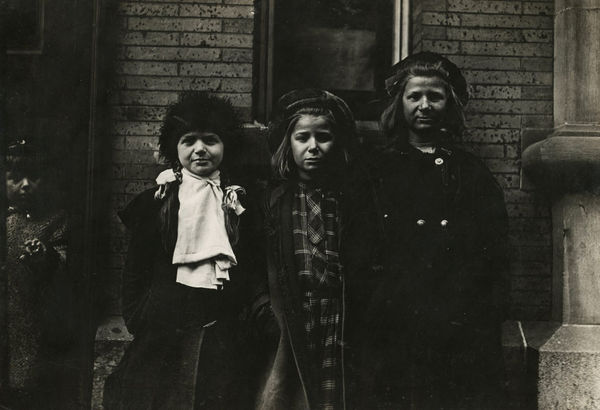 Lewis Hine, Newsgirls waiting for paper, New Haven, Connecticut March, 1909