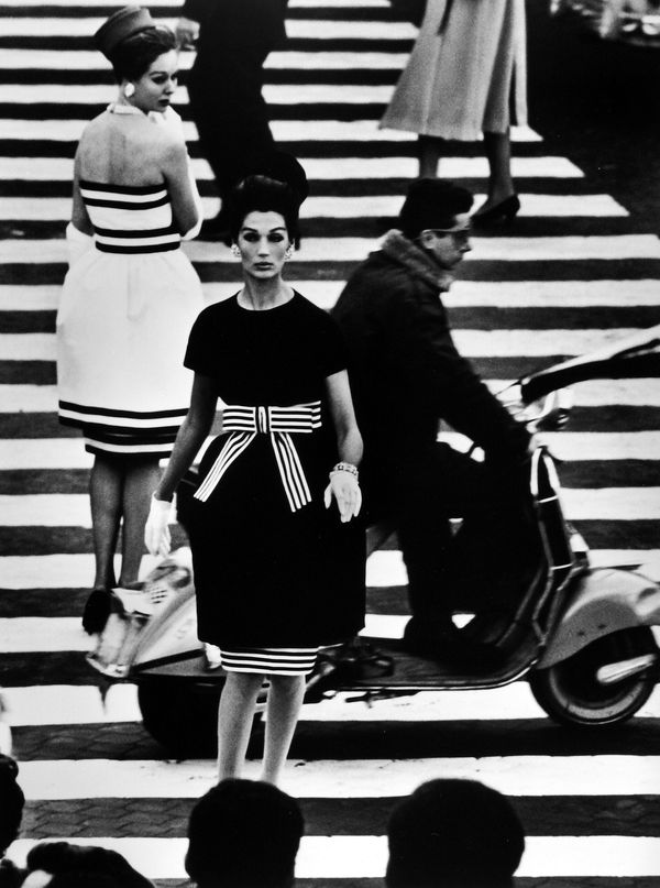 William Klein, Nina + Simone, Piazza di Spagna, Rome, 1960
