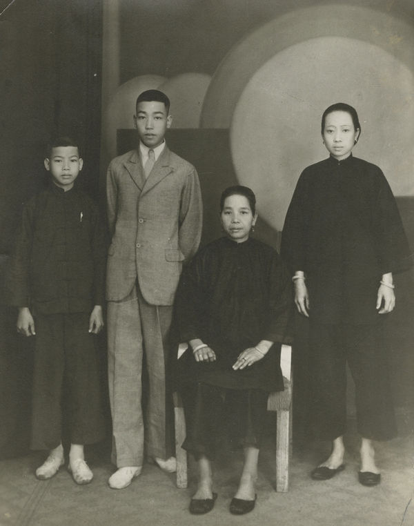 James Van Der Zee, Family Portrait, c.1940