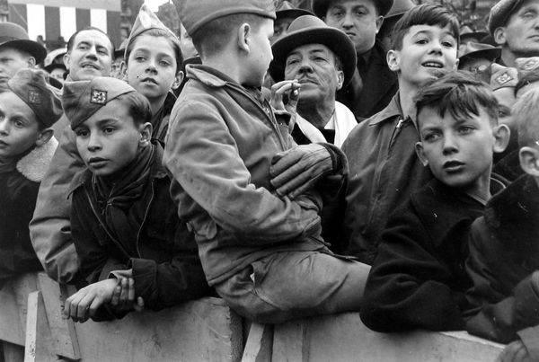 Ruth Orkin, Boys watching parade, NYC, c.1950