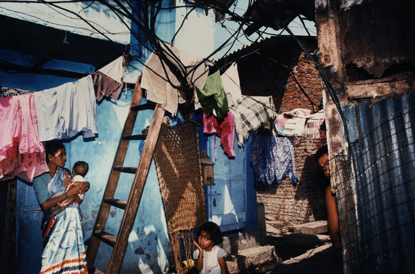 Raghubir Singh, Mother and Child, Dharavi, Bombay, Maharashtra, c.1990-93