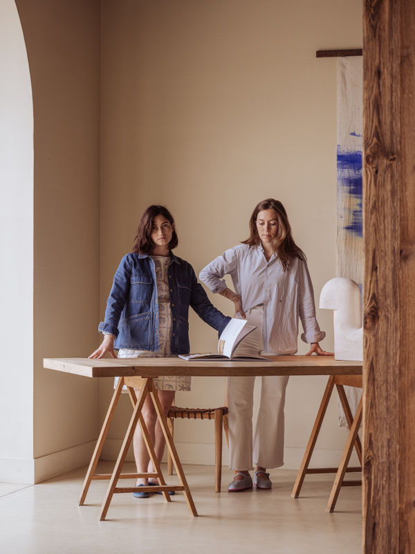 GALLERY SPACES We have chosen to invest in unconventional spaces to offer art new realms of expression and connection. ORAĖ envisions its exhibitions within wine estates, natural landscapes, exclusive hotels and hospitality venues, as well as in urban spaces in transition, where the dialogue between the artwork and its environment takes on new meaning. By stepping outside institutional frameworks, we aim to push the boundaries of creation, spark curiosity, and allow art to appear where it is least expected — renewing both the viewer’s gaze and experience.