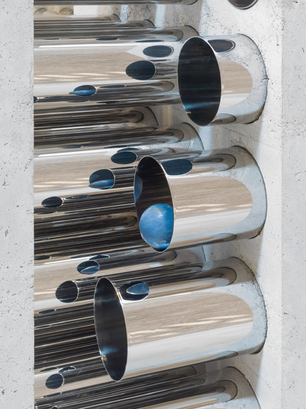 Alicja Kwade, Multi-Teller (30) (Orgel), 2018, Stainless steel pipes polished, concrete and macauba balls, 184 cm × 147 cm × 420 cm. © Courtesy of the Artist and Pace Gallery.