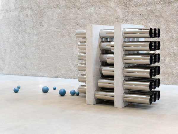 Alicja Kwade, Multi-Teller (30) (Orgel), 2018, Stainless steel pipes polished, concrete and macauba balls, 184 cm × 147 cm × 420 cm. © Courtesy of the Artist and Pace Gallery.