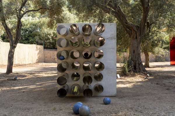 Alicja Kwade, Multi-Teller (30) (Orgel), 2018, Stainless steel pipes polished, concrete and macauba balls, 184 cm × 147 cm × 420 cm. © Courtesy of the Artist and Pace Gallery.
