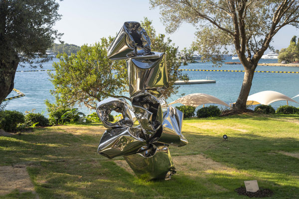 Arne Quinze, Chroma Lupine, 2024, Etched aluminum, 233 x 160 x 131 cm. © Courtesy of the Artist.