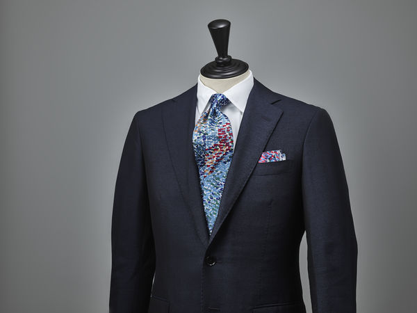 ネクタイ ¥35,200 チーフ　¥7,700