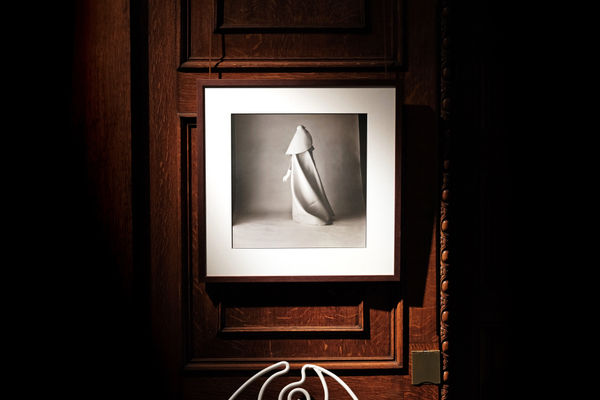 David Bailey Balenciaga, 1967 Platinum palladium print, framed Signed by the artist, on verso Image: 40.6 x 40.6 cm (sheet: 57 x 57 cm) Framed: 60.5 x 60.5 cm Edition of 10 Dellasposa Gallery London Eye of the Collector Art Fair 2023