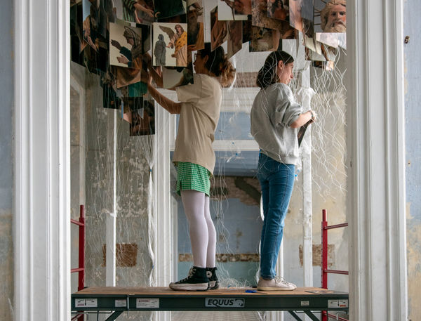 Proceso de montaje de la exposición, Nacimiento: Miradas en el Tiempo en Montevideo, Uruguay