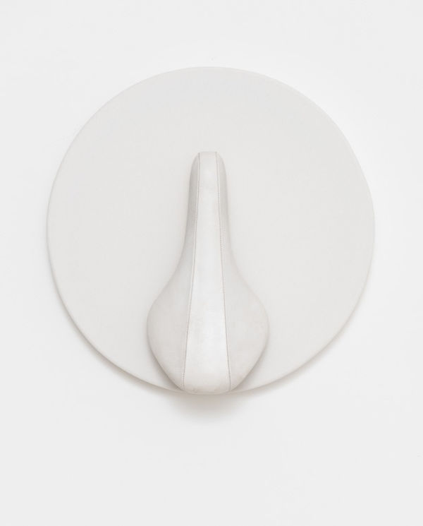 Comédia I, 2015 assento de bicicleta e tela [bicycle saddle and canvas] 40 x 40 x 15 cm [15 3/4 x 15 3/4 x 5 7/8 in] foto [photo]: Edouard Fraipont