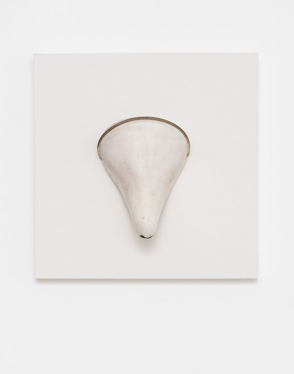 Comédia II, 2015 assento de bicicleta, tela [bicycle saddle, canvas] 40 x 40 x 16 cm [15 3/4 x 15 3/4 x 6 1/4 in] foto [photo]: Edouard Fraipont