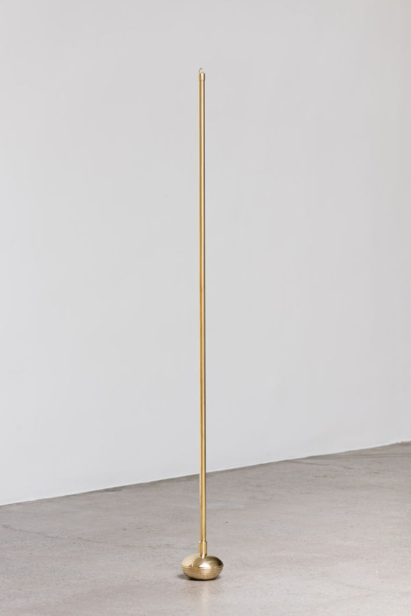 Louro, 2015 bronze 184 x 15 x 15 cm [72 1/2 x 5 7/8 x 5 7/8 in] foto [photo]: Edouard Fraipont