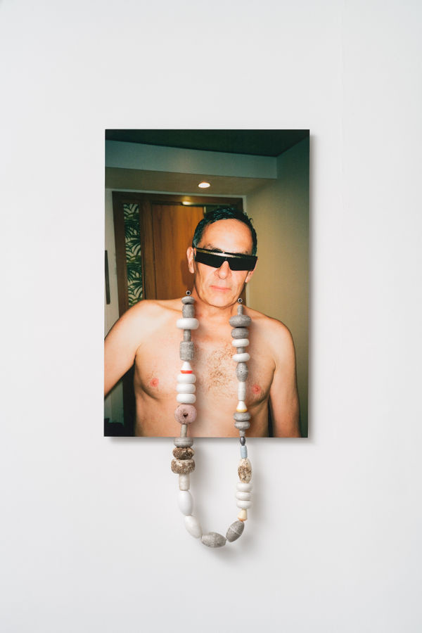 Alexandre da Cunha Travessia (Amuleto I), 2024 impressão fotográfica, bóias de pesca, cabo [photo printing, fishing buoys, cable] 162 x 80 x 11 cm [63 3/4 x 31 1/2 x 4 3/8 in] foto [photo]: Edouard Fraipont