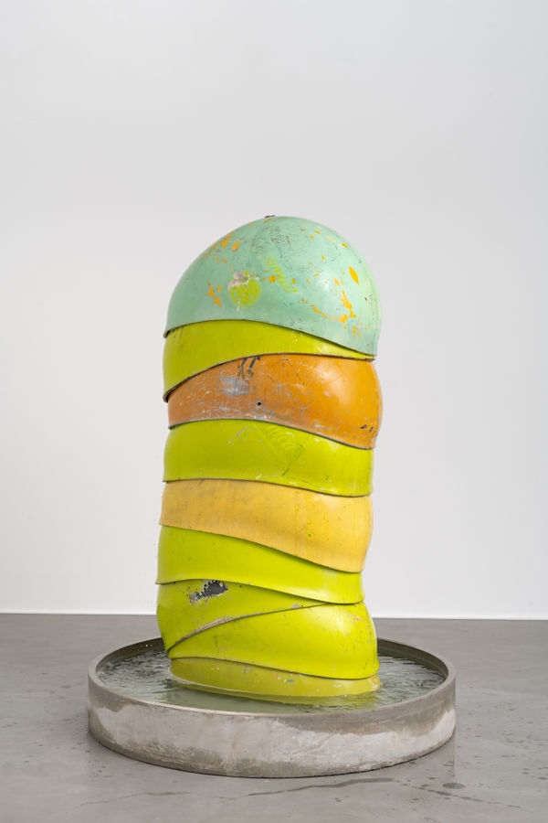 Alexandre da Cunha Mina (Vito), 2024 orelhões encontrados, bomba, água, concreto [found phone booths, pump, water, concrete] foto [photo]: Edouard Fraipont