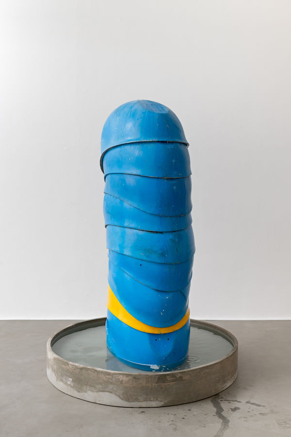 Alexandre da Cunha Mina (Aron), 2024 orelhões encontrados, bomba, água, concreto [found phone booths, pump, water, concrete] foto [photo]: Edouard Fraipont