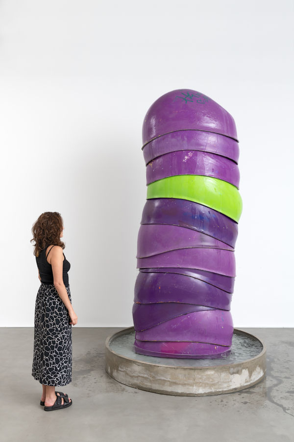 Alexandre da Cunha Mina (Veruska), 2024 orelhões encontrados, bomba, água, concreto [found phone booths, pump, water, concrete] foto [photo]: Edouard Fraipont