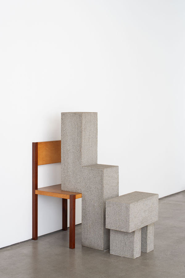 Cildo Meireles Parla, 1982 granito , madeira, e couro [granite, wood, and leather] 125 x 50.2 x 110 cm Ph: Edouard Fraipont