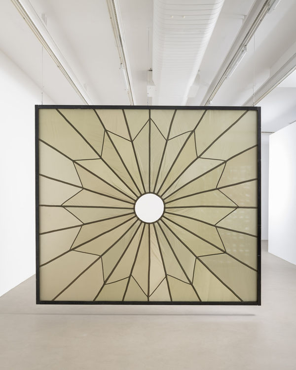 Alexandre da Cunha Portal (Roseta), 2020 pára-quedas, metal [parachute, metal] 300 x 340 x 8 cm (16764)