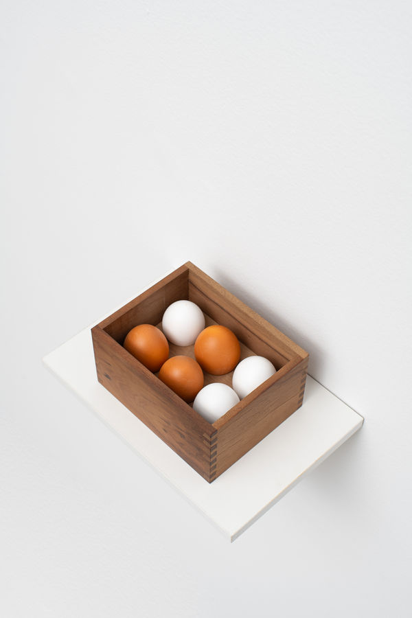 Cildo Meireles Ovos - versão I - 1a edição, 1970/2018 cerâmica, resina sintética, metal, tinta pva, madeira [ceramic, synthetic resin, metal, pva paint, wood] 11 x 18 x 14 cm 4 3/8 x 7 1/8 x 5 1/2 in 55/100 + 20APs (#20/100) (15899) Ph: Édouard Fraipont