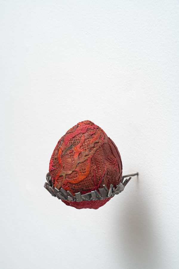 Pedro Wirz Ovo por Olho (Gel Vermelho), 2024 dejetos de tecido, argila vermelha, cola acrílica, espuma expansiva, suporte de restos de ferragem escovada [fabric waste, red clay, acrylic glue, expanding foam, support of brushed hardware scraps] 20 x 15 x 16 cm 7 7/8 x 5 7/8 x 6 1/4 in (22419) Ph: Édouard Fraipont